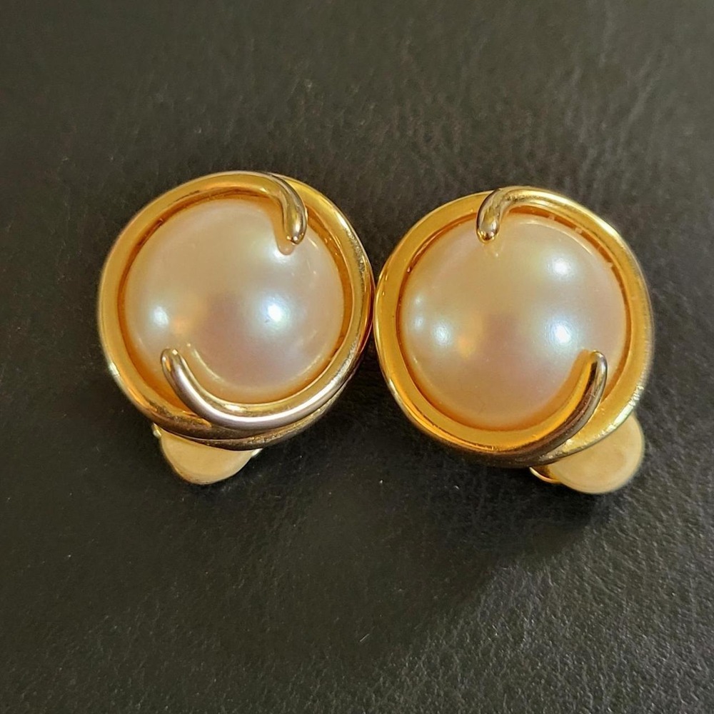 Richelieu Vintage Gold Tone Faux Pearl Clip On Earrings Size 0.75" Old Money